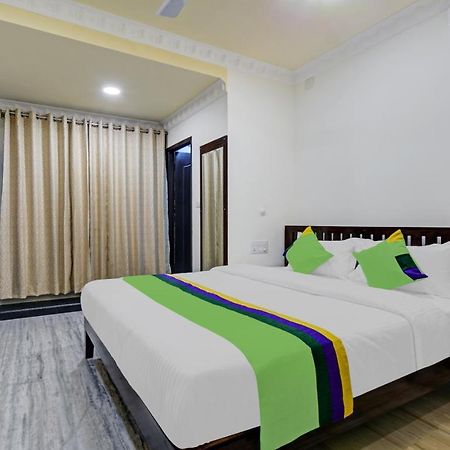 Treebo Jheel Mahal Hotel Udaipur Buitenkant foto