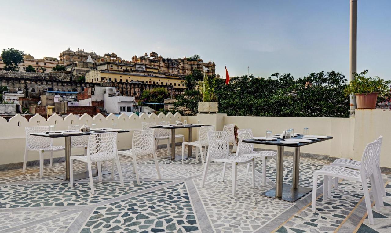 Treebo Jheel Mahal Hotel Udaipur Buitenkant foto
