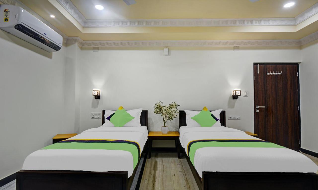Treebo Jheel Mahal Hotel Udaipur Buitenkant foto
